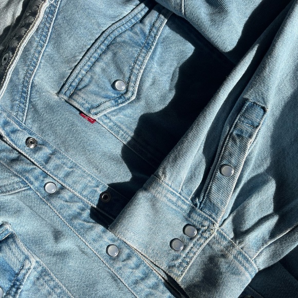 NEVER WORN Levis Denim Overshirt XL in light blue - Picture 3 of 4